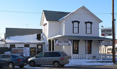 「Glur's Tavern」の看板と、いくつかのモダンなビール看板が掲げられた2階建ての木造建築。