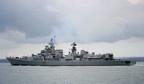 2009年、イギリスのポーツマス海軍基地を出発するデリー。