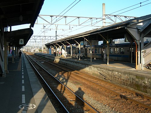 2008 年の駅のプラットホームの眺め。右端の歩道橋に注目してください。その後、この歩道橋はバリアフリーの橋に置き換えられました。