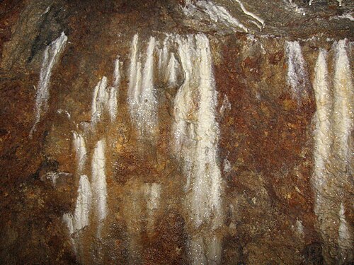 水道橋やあらゆる種類の水道施設に一般的に使用される純粋な石灰焼結物。