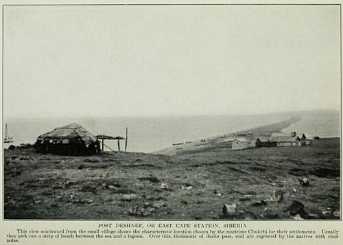 1913 年のデジニョフ港の一部の眺め。ラグーン近くのアメリカ風の小屋はおそらく貿易基地だったと思われます。