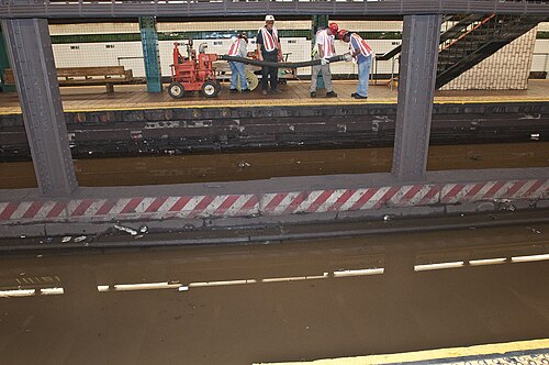 水道管破裂により125番街で洪水が発生