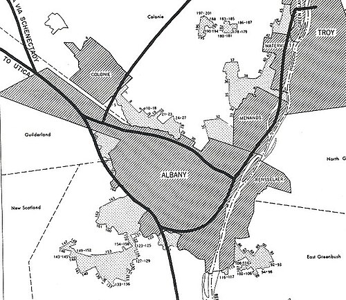 白黒の地図には、アルバニー市とその周辺自治体の境界線が示されており、計画中の州間高速道路を表す濃い黒線が交差している。