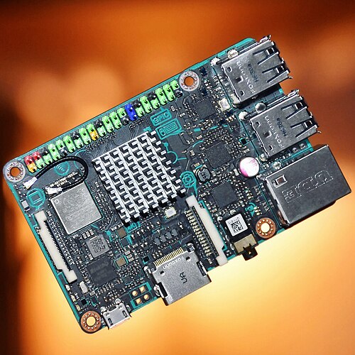 Asus Tinker Board上の色分けされたGPIOピン（上図）