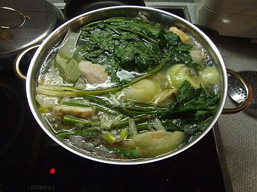 濃い緑の葉野菜のチキンスープ