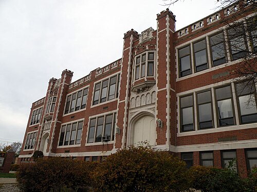 クラフトン小学校は1913年に建設され、クラフトン大通り1874番地に位置しています。