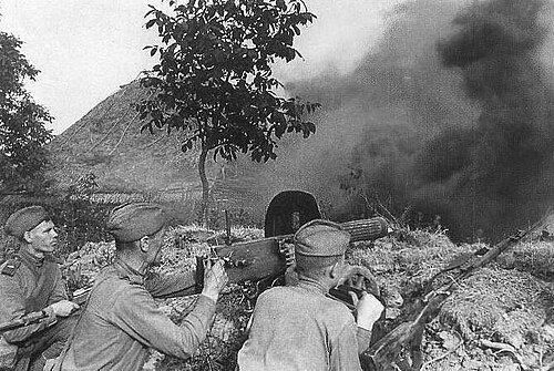クルスクの戦いでM1910/30を装備したソビエト赤軍の機関銃手。