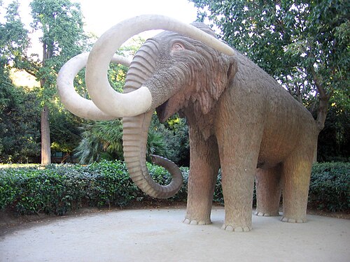 マムート (1907)、ミケル・ダルマウ作、シウタデラ公園。