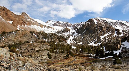 モノパス・トレイルから見たルイス山の北側斜面