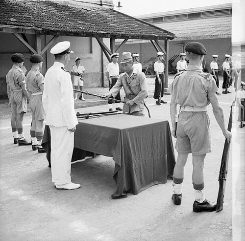 フランス領インドシナのサイゴンで行われた式典で、日本の将校がイギリス軍中尉に刀を差し出した。