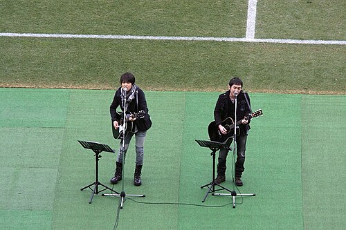 2012年ゆずのパフォーマンス。左から右へ：北川悠仁、岩沢厚治