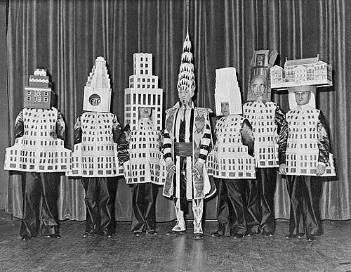 1931 年ボザール協会の舞踏会で撮影されたヴァン・アレン (左から 4 番目)。