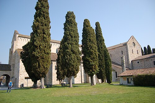 学者の中には、マクシミアン帝の宮殿が建設されたと推測する者もいる地域で、現在の聖母被昇天大聖堂の隣に位置する。