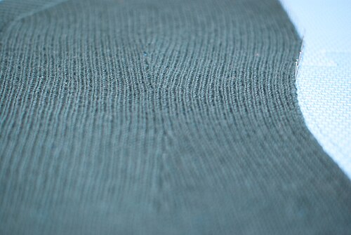 セーターの模様を形作るために使われる編み増し目