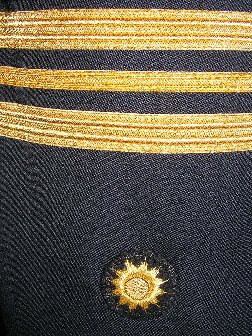 警察官の制服に金色の編み紐