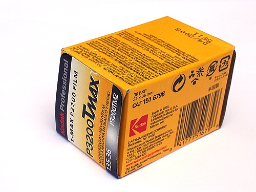 T-MAX 3200 の箱の裏。2002 年版、2008 年 4 月期限切れ。コダックはフィルム速度が ISO 標準であるとは述べていないことに注意してください。