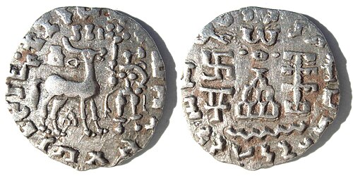 紀元前2世紀のクニンダス族のコイン。裏面には仏塔の上に仏教の三宝のシンボルが描かれている。