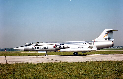 展示中の F-104C が駐機場に駐機中
