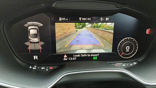 バックアップカメラの映像がデジタルインストルメントパネルに表示されます。