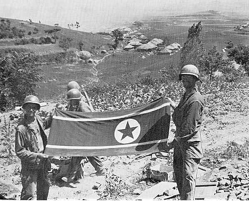 兵士たちが北朝鮮の国旗を掲げている