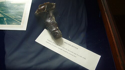 ブラックトムの爆発で溶けたボトル