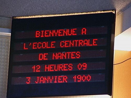 フランスの電子看板。そこには、「Bienvenue a L'École Centrale de Nantes、12 heures 09、3 Janvier 1900」と書かれています。