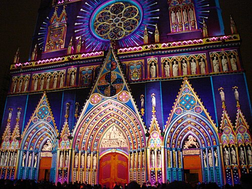 光の祭典期間中の夜の大聖堂の正面図（リヨン）