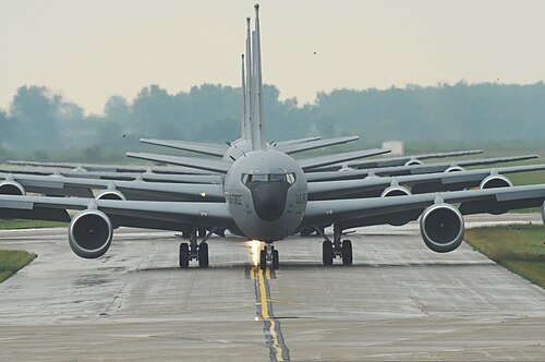 画像の中央には、灰色の航空機の正面がいくつか写っています。