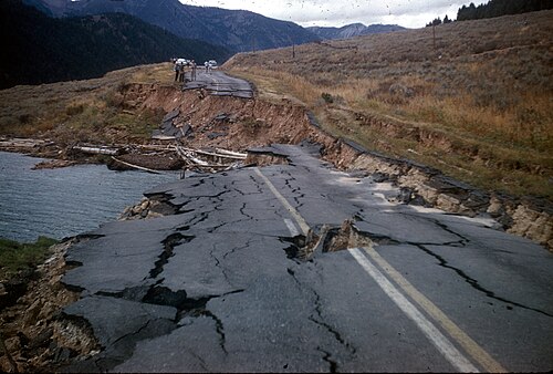 湖の上で崩壊した道路