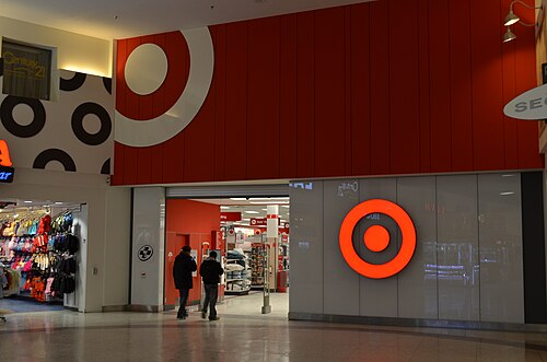 2014 年、オンタリオ州トロントのノースヨークにあるセンターポイント モールの Target ストア (店舗番号 3609) のモール入口。この店舗は 2015 年に閉店し、2016 年または 2017 年に Lowe's になりました。ただし、Lowe's は 2019 年に閉店しました。2020 年現在、1 階のスペースは Canada Computers & Electronics の店舗に置き換えられています。