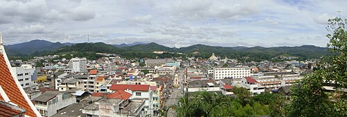 ヤラ州ベトン市。背景にはサンカラキリ山脈がそびえ立っています。