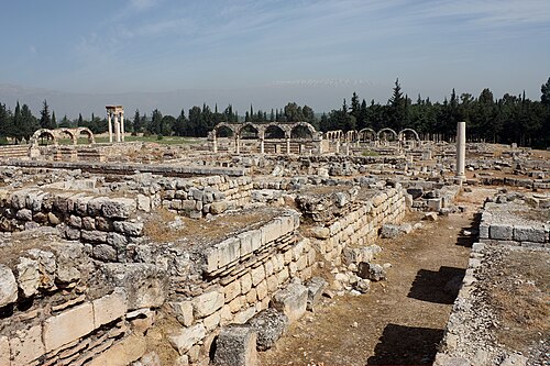 アーケードを含む古代都市の散乱した石の遺跡
