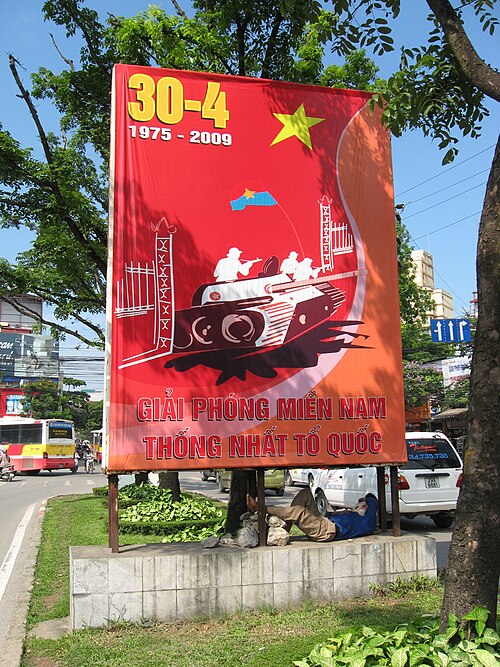 大統領官邸の門を突き破るベトコン戦車を描いた看板