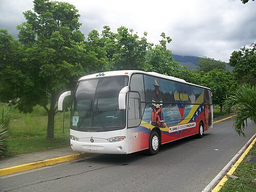 ベネズエラのマラカイにあるアンリ・ピティエ国立公園の麓に駐車されたベネズエラ・テレビジョン所有のバス。