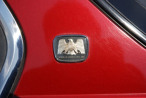 下部に「Honda of America Mfg. Inc.」の文字が入ったラプターのエンブレム。
