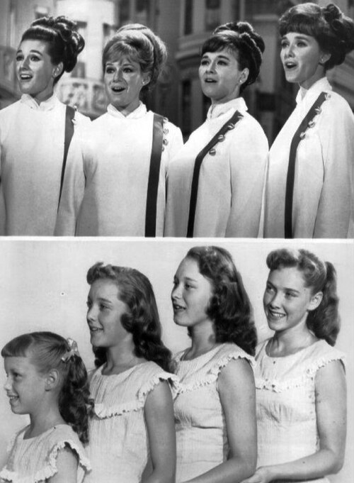 1971 年 (上) と 1955 年のレノン姉妹。1971 年、左から: キャシー、ジャネット、ペギー、ダイアン。1955 年、左から: ジャネット、キャシー、ペギー、ダイアン