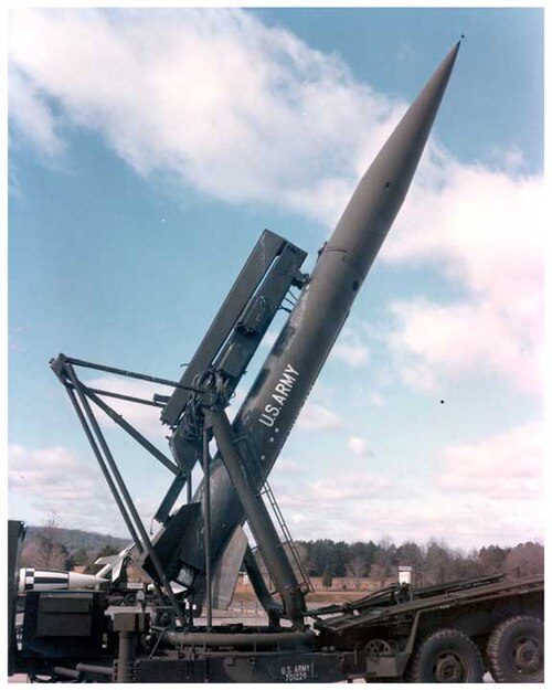 陸軍の起立発射機に搭載されたMGM-29。