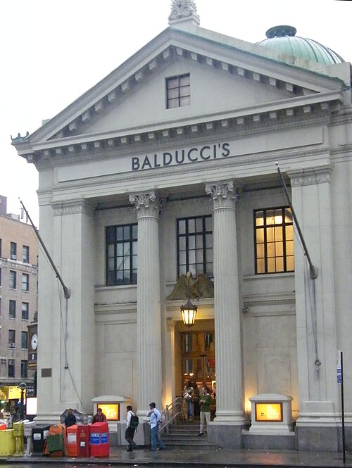 2008 年に撮影された 8 番街の建物の正面。建物の上部近くに「Balducci's」という名前が見えます。