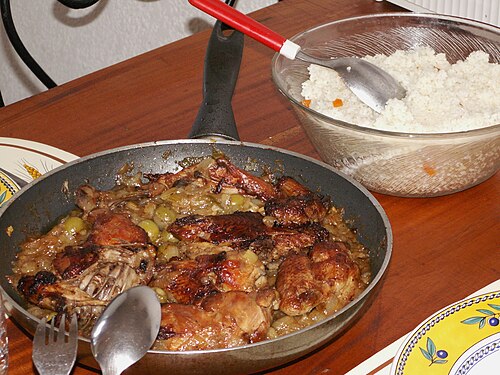 ヤッサは、鶏肉や魚を使って調理される西アフリカ全域で人気の料理です。写真はチキンヤッサです。