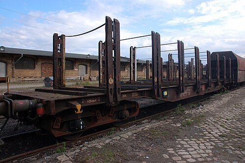 木材運搬用の頑丈な二重支柱を備えた特殊貨車（DB所有のSnps719）
