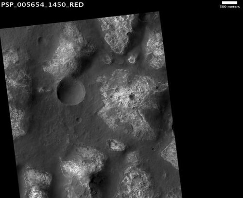 HiRISE が捉えたアリアドネ コレス カオス。元の画像には多くの興味深い詳細が示されています。スケール バーの長さは 500 メートルです。