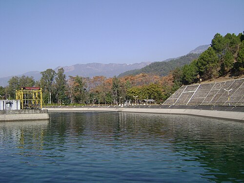 山を背景にした貯水池