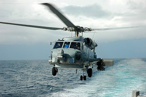 SH-60Bがイラク戦争支援任務を終えて回収のためUSSカーツの甲板に接近中