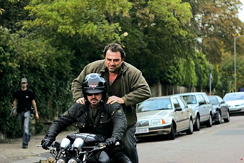 ジョン・アイベイ監督が『フリーバード』のセットでバイクに乗る。