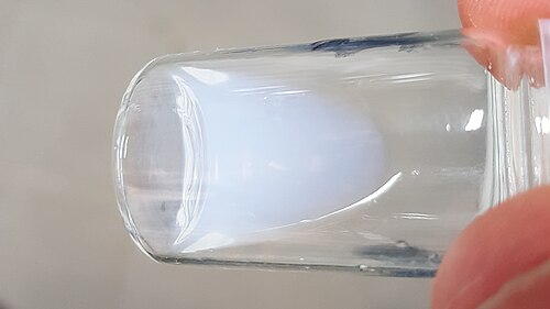 淡い乳白色のコロイド状シリカゲル
