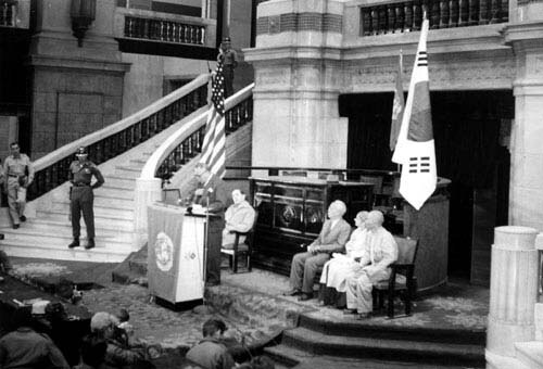 この建物は、1950年9月29日に朝鮮戦争で国連軍がソウルを奪還したことを記念する式典の会場として使用された。