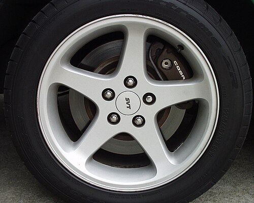 1999 SVT Cobra の標準 17 x 8 インチ シルバー ホイールと標準ブレーキ。