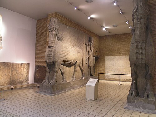 大英博物館 – ドゥル・シャルキン出土の有翼の人間の頭を持つ雄牛像