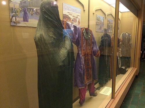 イスラムアジアの女性が着用するさまざまな衣装