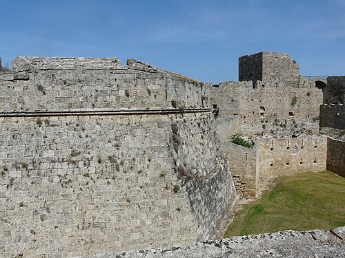 イングランド地区の東端にある聖ヨハネの塔。塔はアントニオ・フルヴィアン総長（1421-1437）の指揮下で建設され、門がありました。後にピエロ・ライムンド・サコスタ総長（1461-1467）の指揮下で塔の周囲に外壁が建てられました。最終的に1487年頃に塔の前に大きな五角形の防壁が建てられ、門は取り外されました。